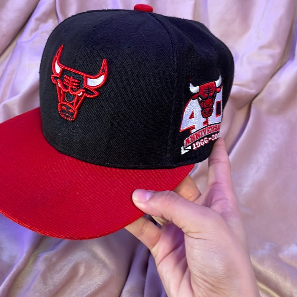 Black and red Chicago Bulls hat